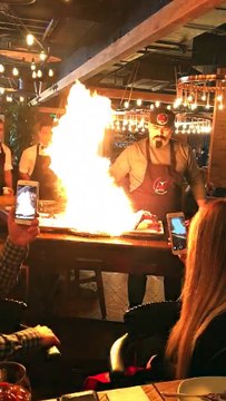 Ce cuisinier déclenche l'alarme incendie en cuisant des steaks en plein dîner au restaurant !