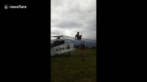 Cet enfant joue sur une palle d'hélicoptère à la balançoire !