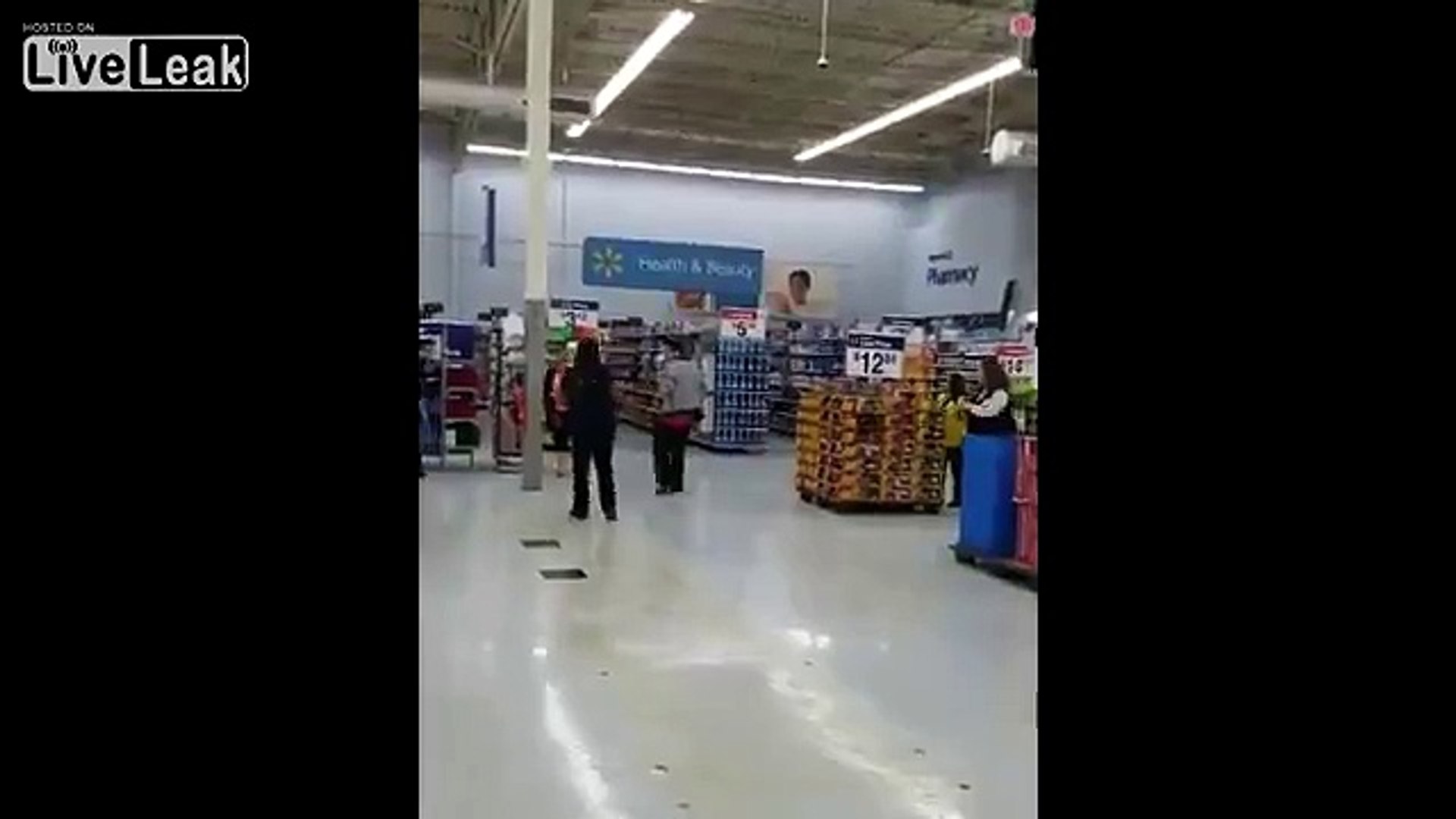 Cette femme sans vêtements court dans un supermarché Walmart aux USA !! -  Vidéo Dailymotion