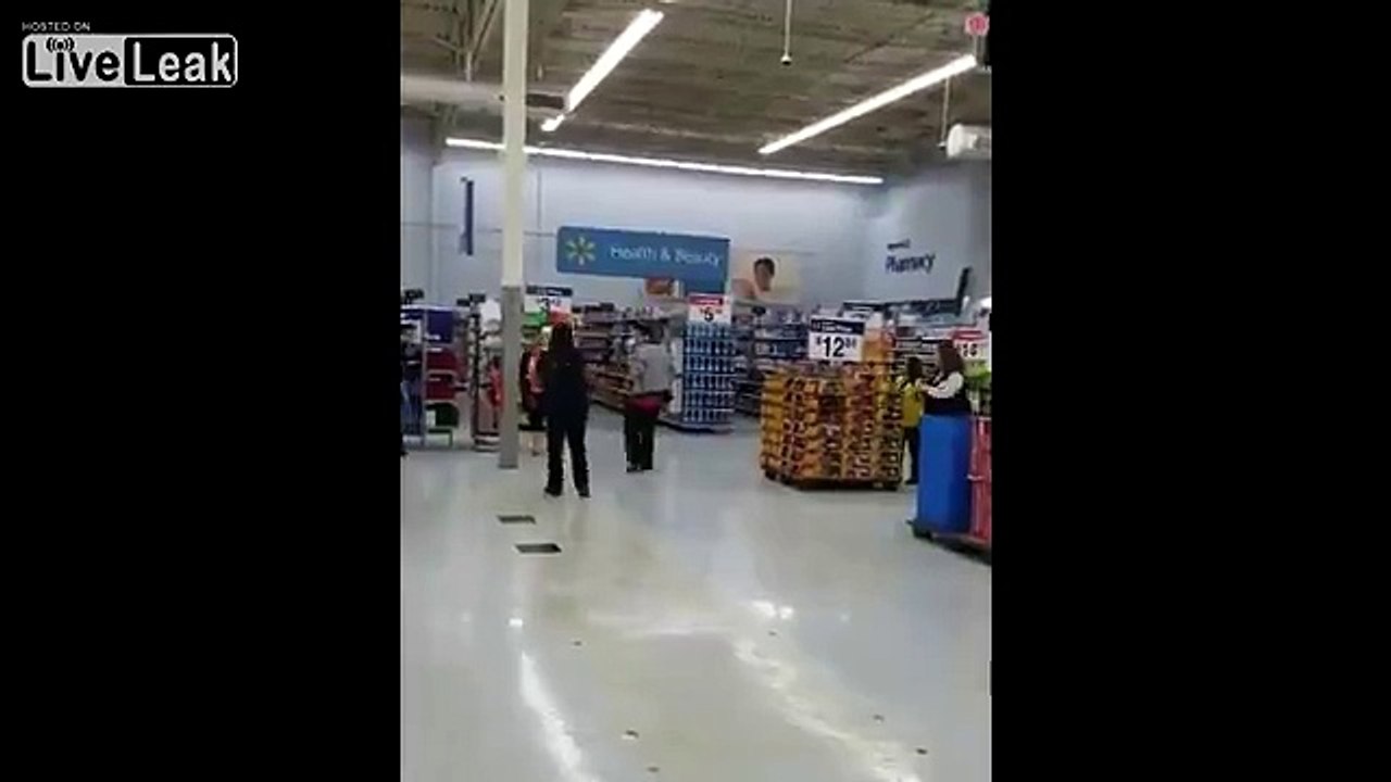 Cette femme sans vêtements court dans un supermarché Walmart aux USA !!