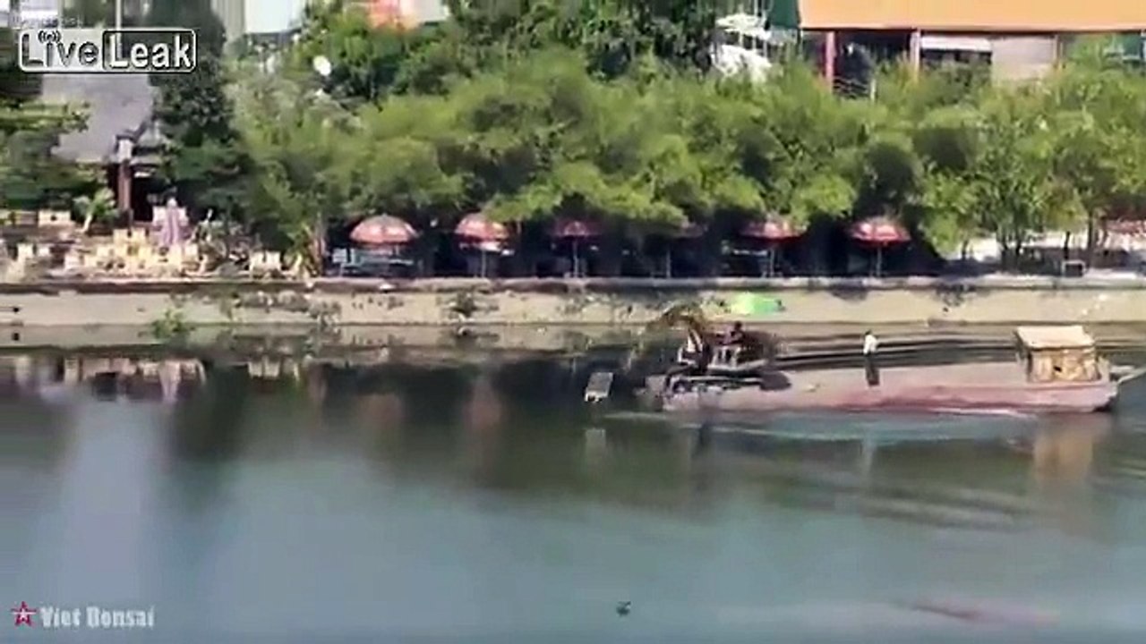 Le moteur de ce bateau est.. un tractopelle de chantier !