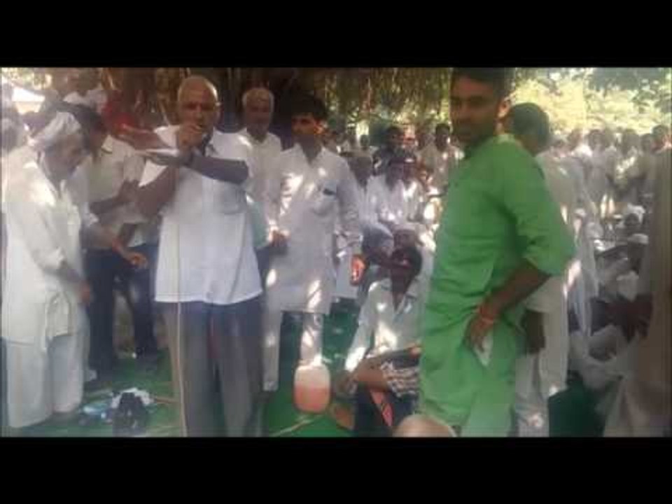 Two farmers attempted self-immolation in Panchayat in Baraut