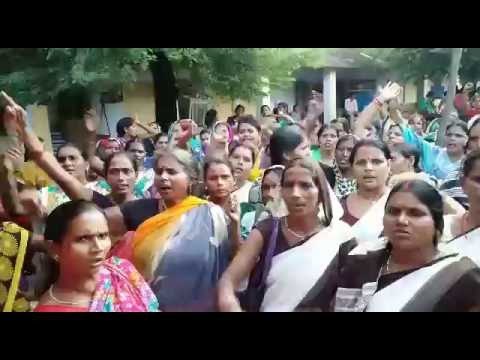 Retractation of women in vaccination store in Basti