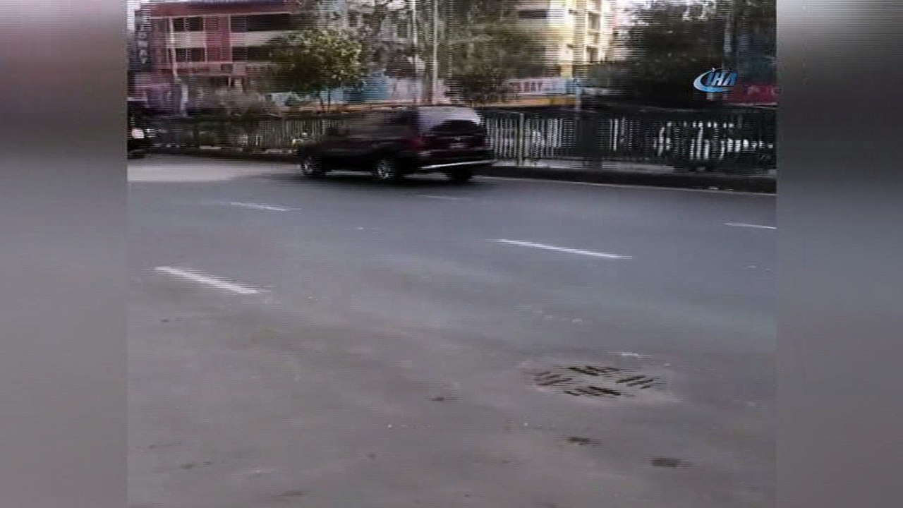 - Bangladeş'te Hayat Durdu- Eski Başbakana Verilen Hapis Cezası Ülkeyi Kaosa Sürükledi- 20 Milyon İnsanın Yaşadığı Şehrin Sokakları Boş Kaldı- Parti Üyeleri Ve Polis Arasında Çıkan Çatışmalarda Bir Kişi Öldü