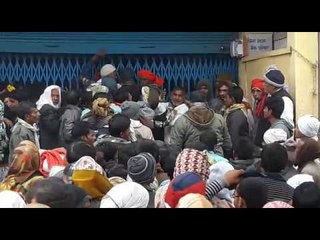 police layhicharge in queu of atm line in up