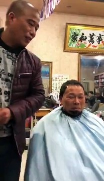 Ce coiffeur utilise une disqueuse pour couper les cheveux de ses clients