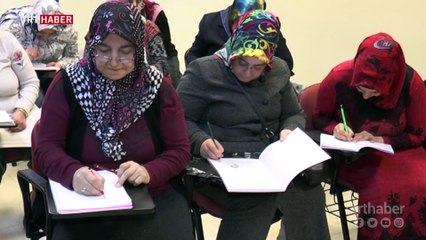 İlk kez kalem tutan kadınların heyecanı duygulandırdı