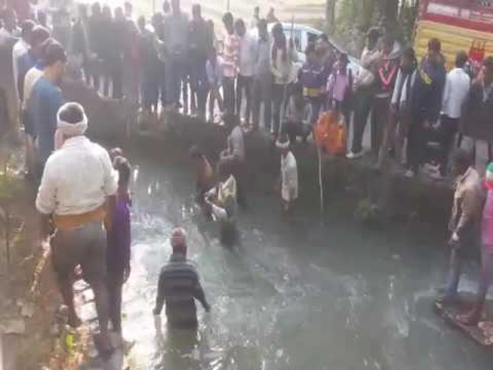 Old notes of five hundred and thousand rupees of lakhs rupees found in canal of uttarakhand