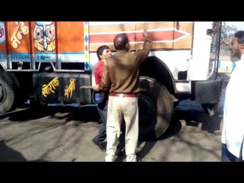 truck driver badly beaten by police in dhanbad