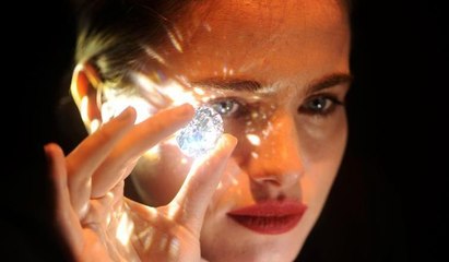 Dünyanın en büyük yuvarlak beyaz elması görücüye çıktı