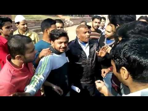 voters angry and protest not getting their name in voters list in merrut