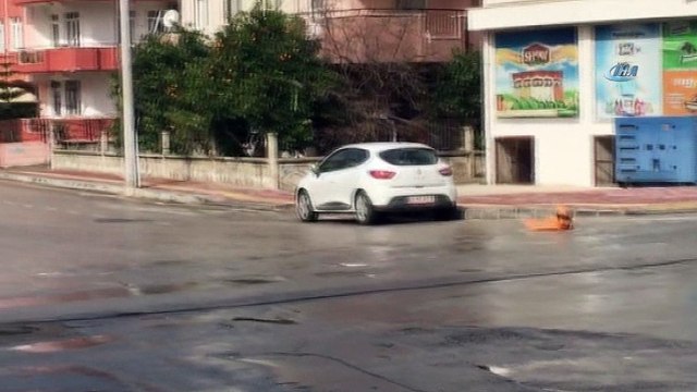 Yol ortasında alev alan piknik tüpü bomba gibi patladı