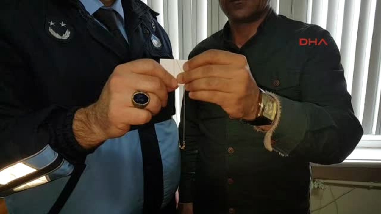 Sivas Yolda Bulduğu Altın Kolyeyi Zabıtaya Teslim Etti