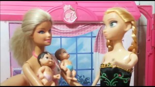 Barbie cuida dos gêmeos da anna frozen!! Em portugues