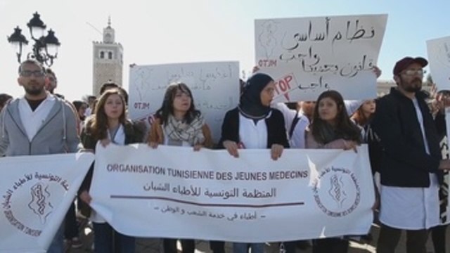 Protestas en Túnez para pedir una reforma de los estudios de medicina (C)