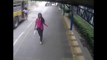 Descendre d'un bus en marche (Thaïlande)