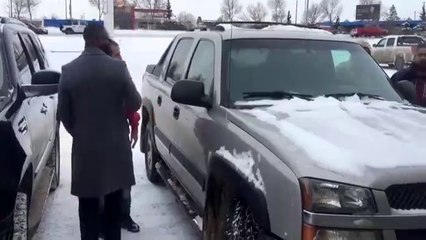 Ces hommes piègent un voleur dans une voiture et attendent la police