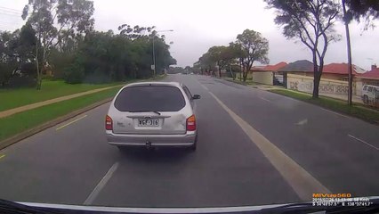 Video herunterladen: Ce chauffard pète un cable et fait tout pour percuter un autre conducteur