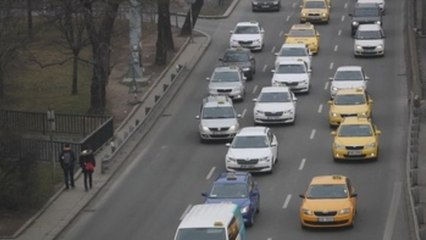 Dos mil taxistas bloquean Praga para protestar contra Uber