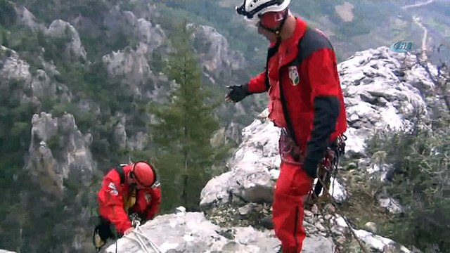 Dağda 6 gündür mahsur kalan keçiyi AKUT ekibi kurtardı