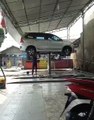 detik detik mobil avanza terbalik sewaktu dicuci. hati2 buat yang cuci mobil seperti ini