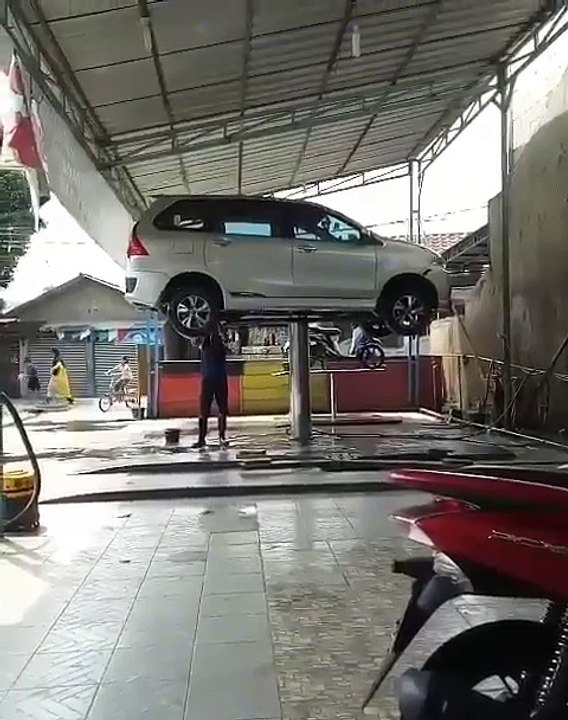 detik detik mobil avanza terbalik sewaktu dicuci. hati2 buat yang cuci mobil seperti ini