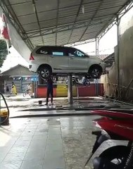 detik detik mobil avanza terbalik sewaktu dicuci. hati2 buat yang cuci mobil seperti ini