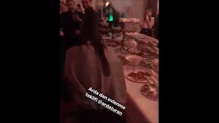Arda Turan'dan uzatmalı sevgilisi Aslıhan Doğan'a evlenme teklifi!