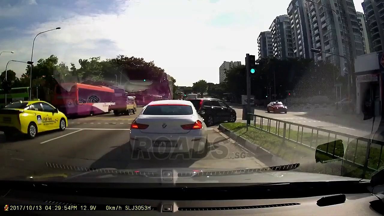 Une voiture sortie de nulle part percute une autre voiture... Mysterieux