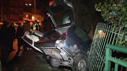 Kaza yapan araç bahçeye uçtu