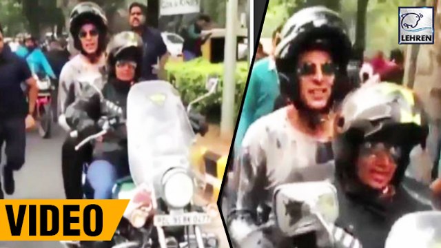 Akshay Kumar Goes On A Bike Ride With A Female Fan | Padman