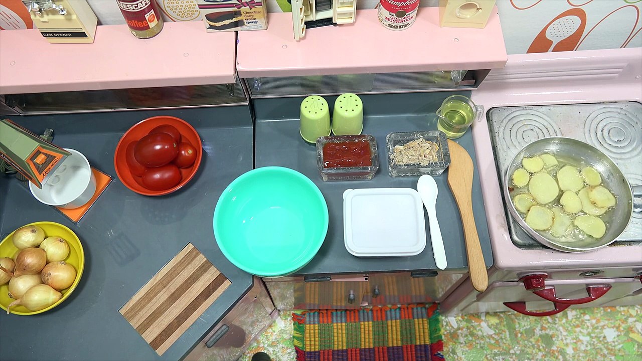 How To Cook A Mini Cheeseburger & Potato Chips - Miniature Kitchen