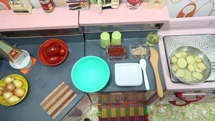 How To Cook A Mini Cheeseburger & Potato Chips - Miniature Kitchen