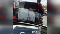 Otomobilin bagajında çamaşır makinesiyle akıl almaz yolculuk kamerada