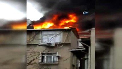 Beyoğlu'nda 4 Katlı Binanın Çatısı Alev Alev Böyle Yandı