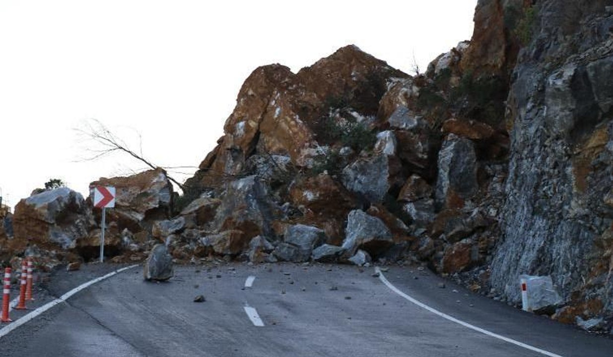 Zonguldak-Ereğli karayolunda heyelan