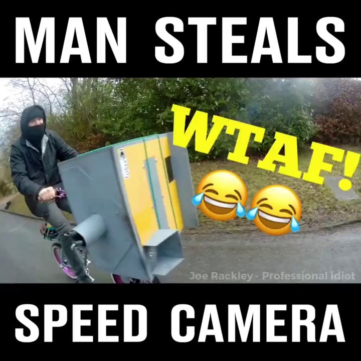 Ce gars vient voler un radar automatique et l'embarque sur son vélo... Fou