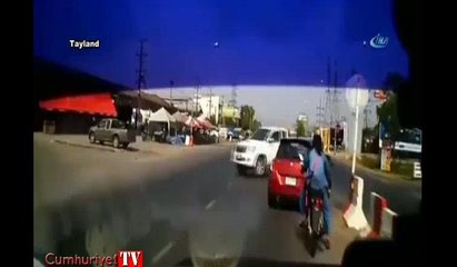 Motosikletli metrelerce uçtu