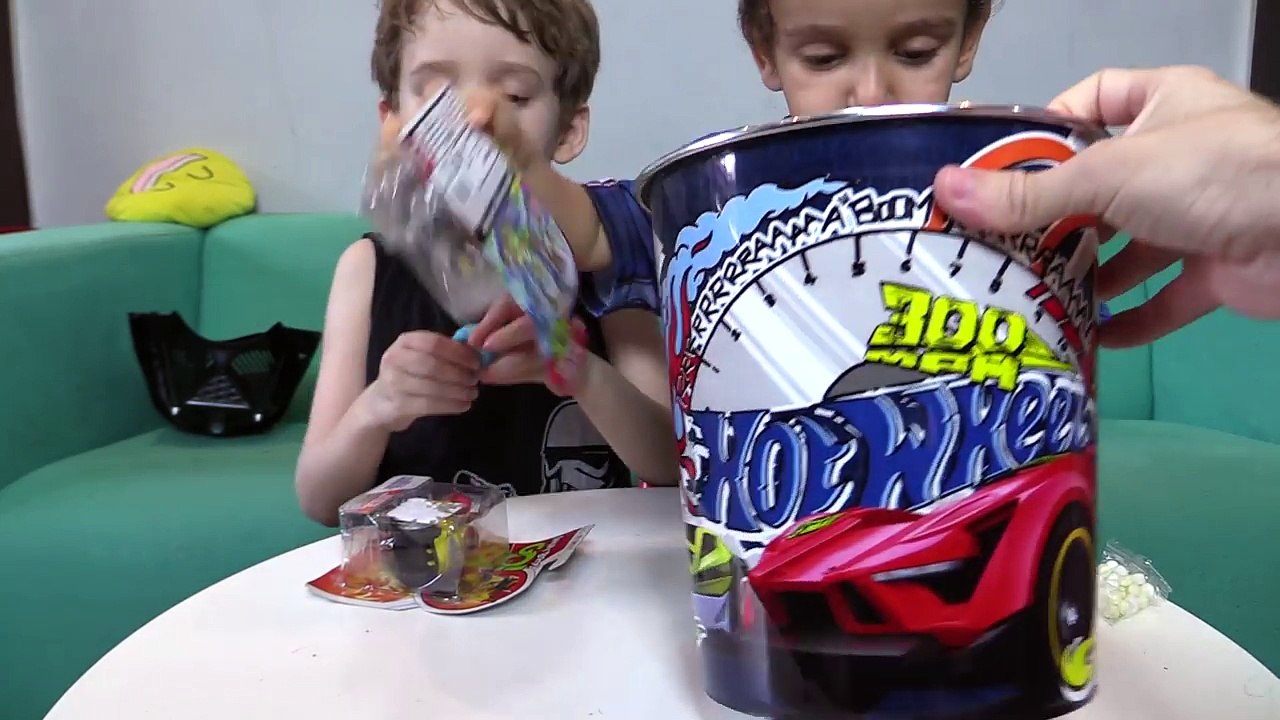 Hot Wheels Lixo Surpresa Peppa Pig Galinha Pintadinha Massinha Play Doh Frozen Disney Cars