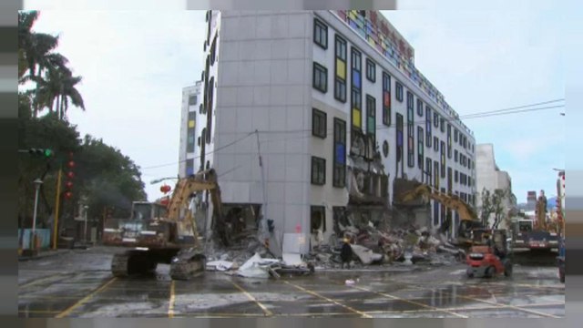 Tayvan'da deprem hasarlı yapıların yıkımı gerçekleştiriliyor