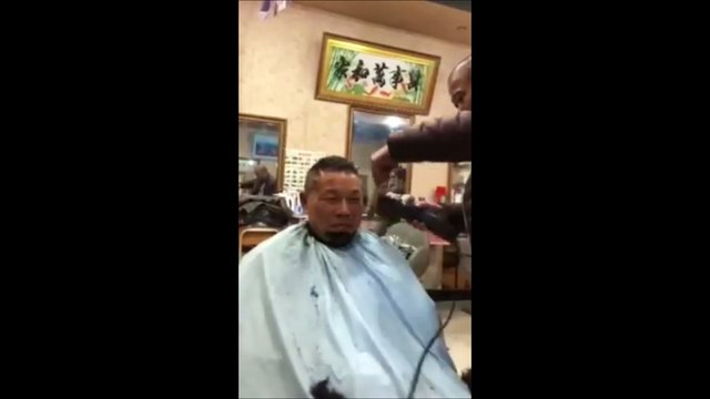 Ce coiffeur chinois coupe les cheveux de ses clients... À la disqueuse !