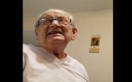 Ce papi apprend qu'il a 98 ans, sa réaction est géniale !