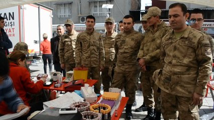 Askerden Afrin'deki Mehmetçiğe kan bağışı