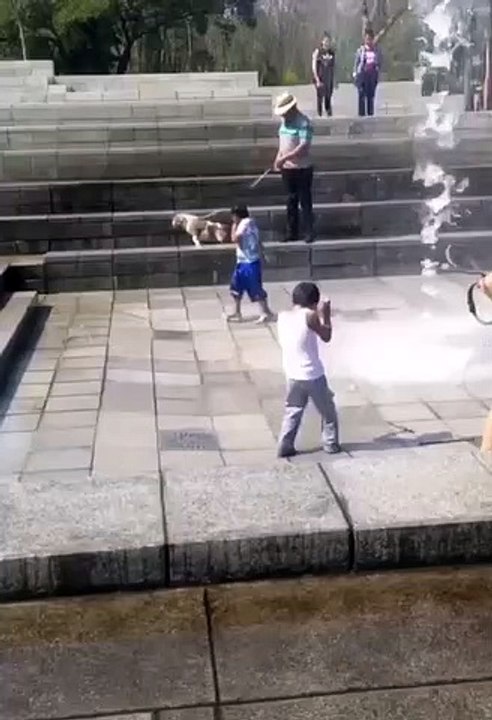 Un petit enfant essaye de jouer avec un Jet d'eau ! Fail