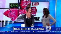 A la télévision américaine, un animateur mange les chips les plus épicées au monde et regrette immédiatement