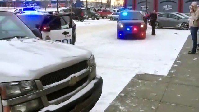 Un voleur bloqué dans un pick-up par des hommes qu'ils vient de voler !