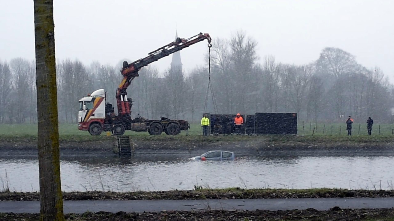 Fouilles dans le canal de Nimy: la voiture est sortie de l'eau
