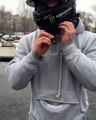 Ce gars a la bonne idée de vouloir faire de la moto avec des pneus cloutés sur un fleuve gelé