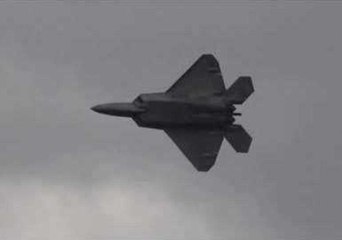 F-22 Raptor Shows Off Impressive Manoeuvre at Airshow