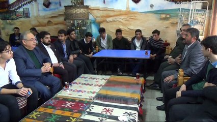 Şehit çocuklarının fotoğrafına yüzünü yaslayıp ağladı